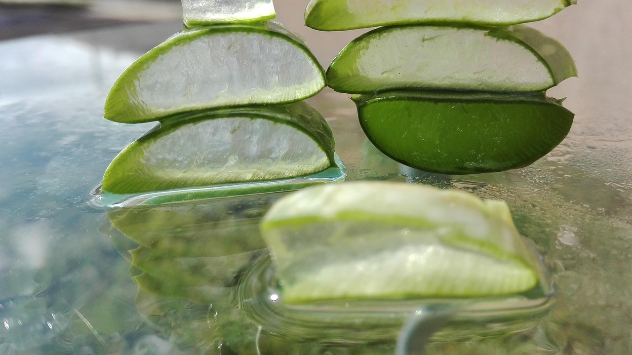 Aloe Vera Pura in un flacone, simbolo di benessere per combattere stanchezza e gonfiore.