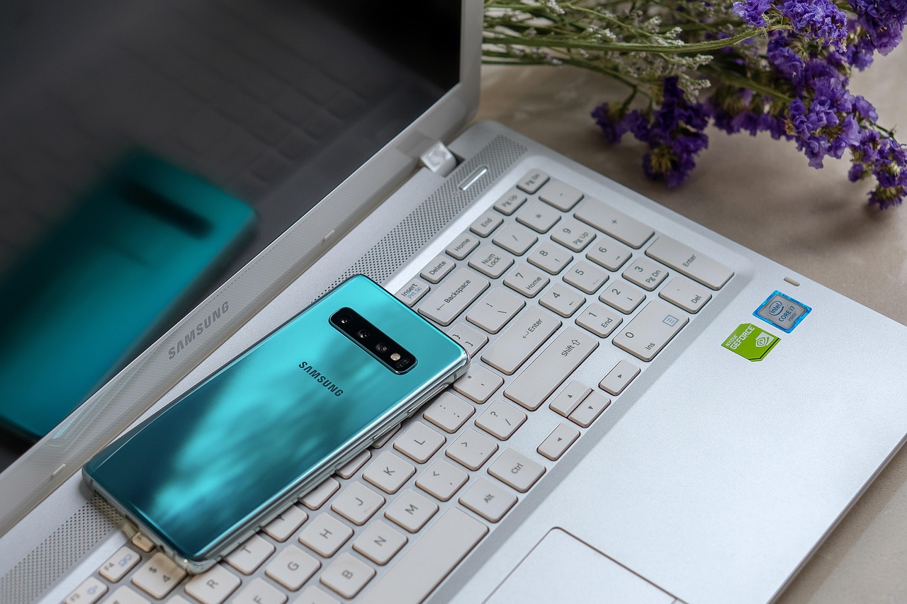 Anziano che utilizza un cellulare con volume alto, sorridendo e soddisfatto.